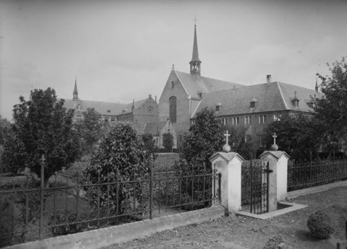 Het klooster van de paters Franciscanen (Minderbroeders), gezien vanuit de kloostertuin. Links op de achtergrond het gymnasium, 1929 (Het Zuiden, BHIC)