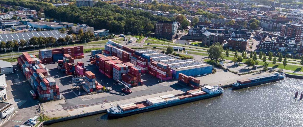 Vestiging van H. Essers Transport en Logistiek in Bergen op Zoom. De werf van Bram Boer lag rechts op deze foto (© fa. H. Essers, 2023)