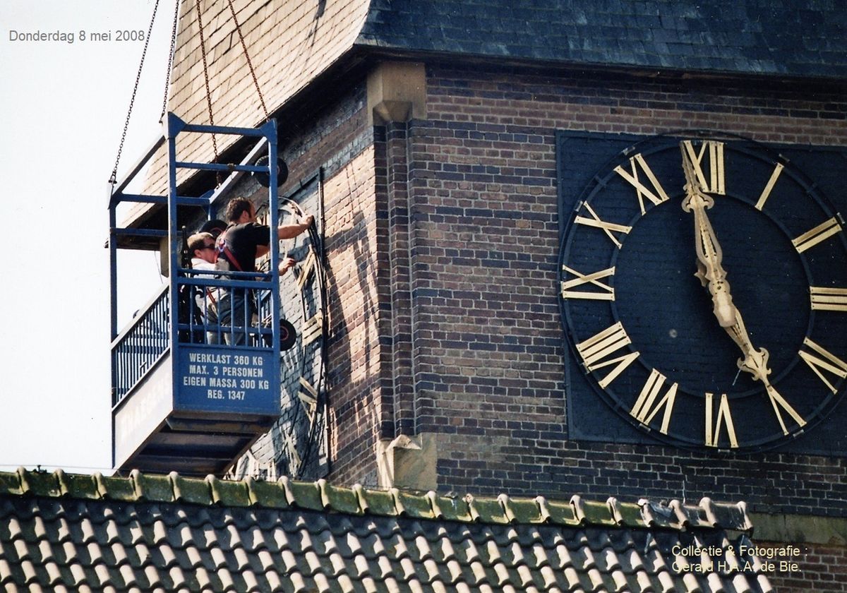 8 mei 2008: bewerking van kerktoren-wijzerplaten (foto: Gerard H.A.A. de Bie)