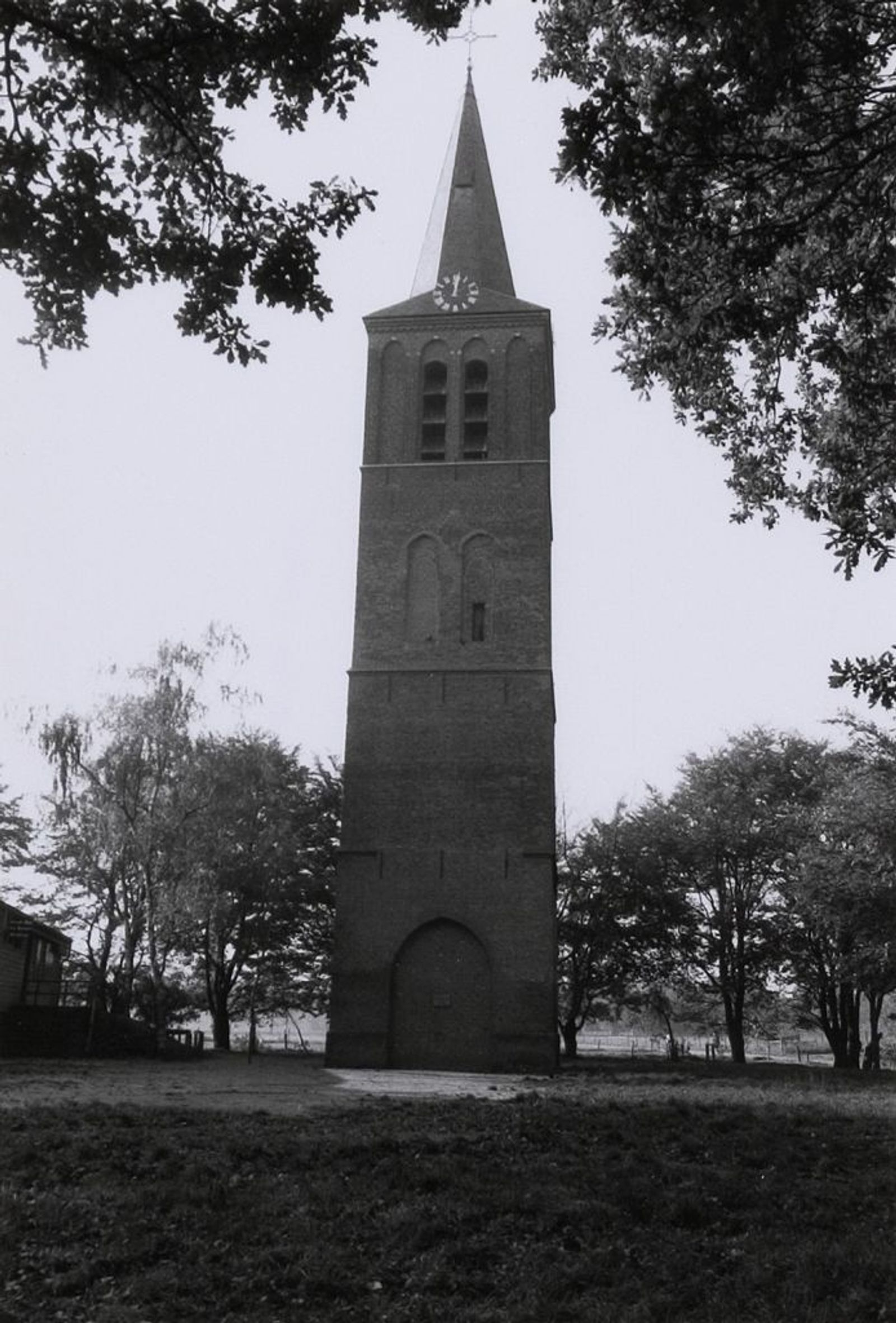 Oude Toren. R.K. kerktoren. Gebouwd tussen 1400 en 1500. Verbouwing 1955.