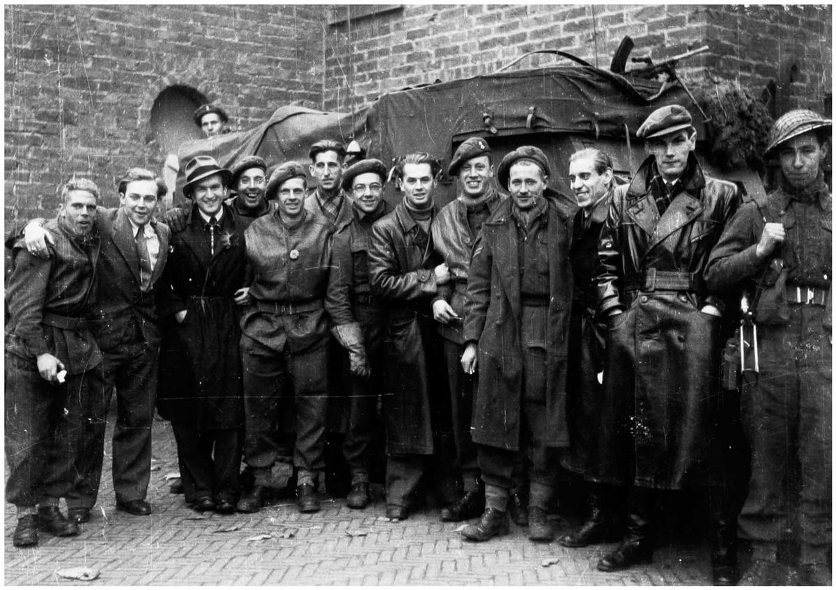 Schotse militairen met leden van de OD op het Raadhuisplein, 1944 (foto: Jan de Bont, auteursrecht J. de Bont. Bron: Streekarchief Langstraat Heusden Altena nr. WAA12823)