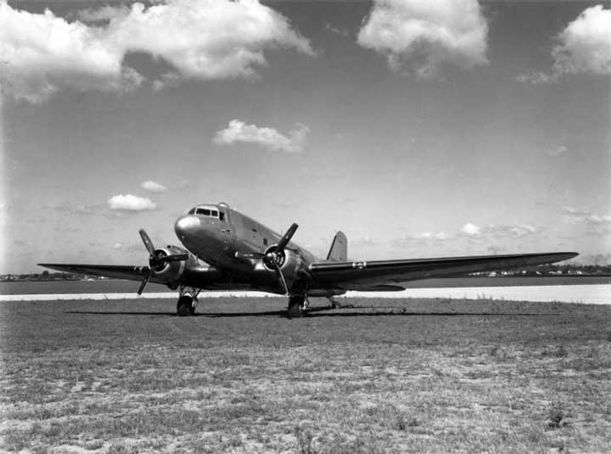 In een dergelijk toestel, een Dakota, vloog De Quay op 4 april van Brussel naar Croydon (bron: Wikimedia Commons, publiek domein)