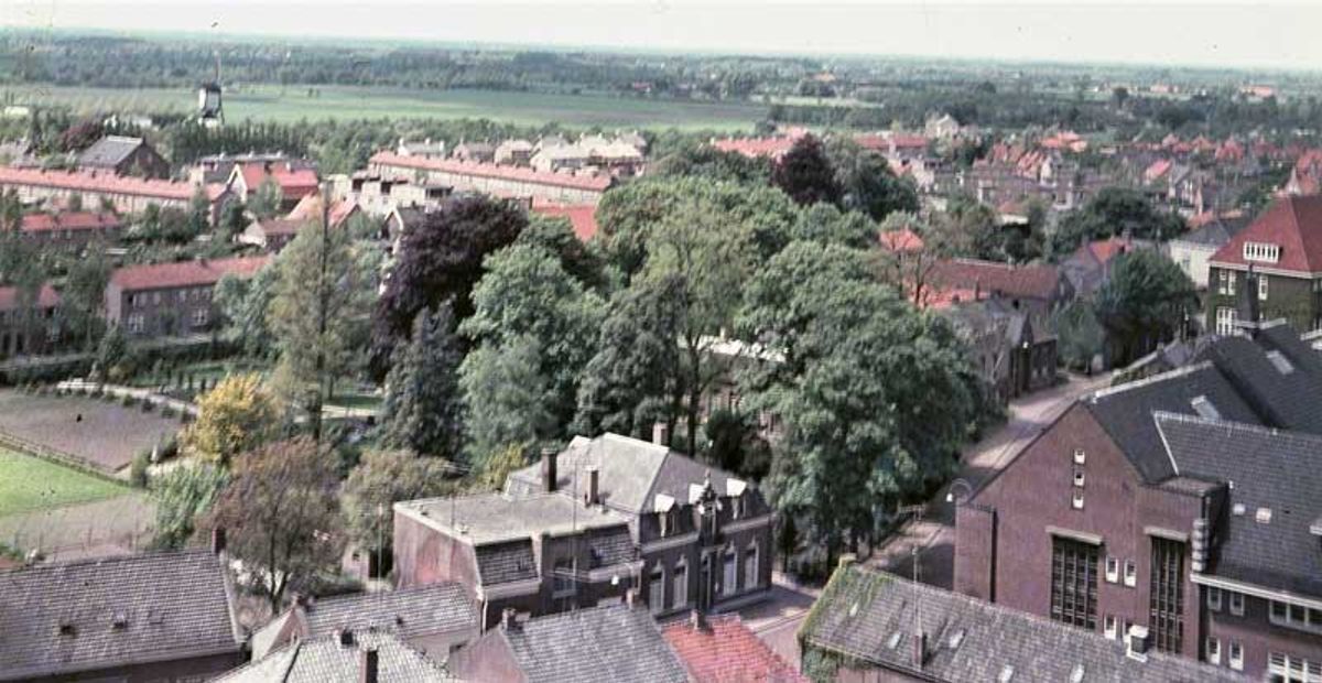 De Kerkstraat met rechts het St. Jansgasthuis