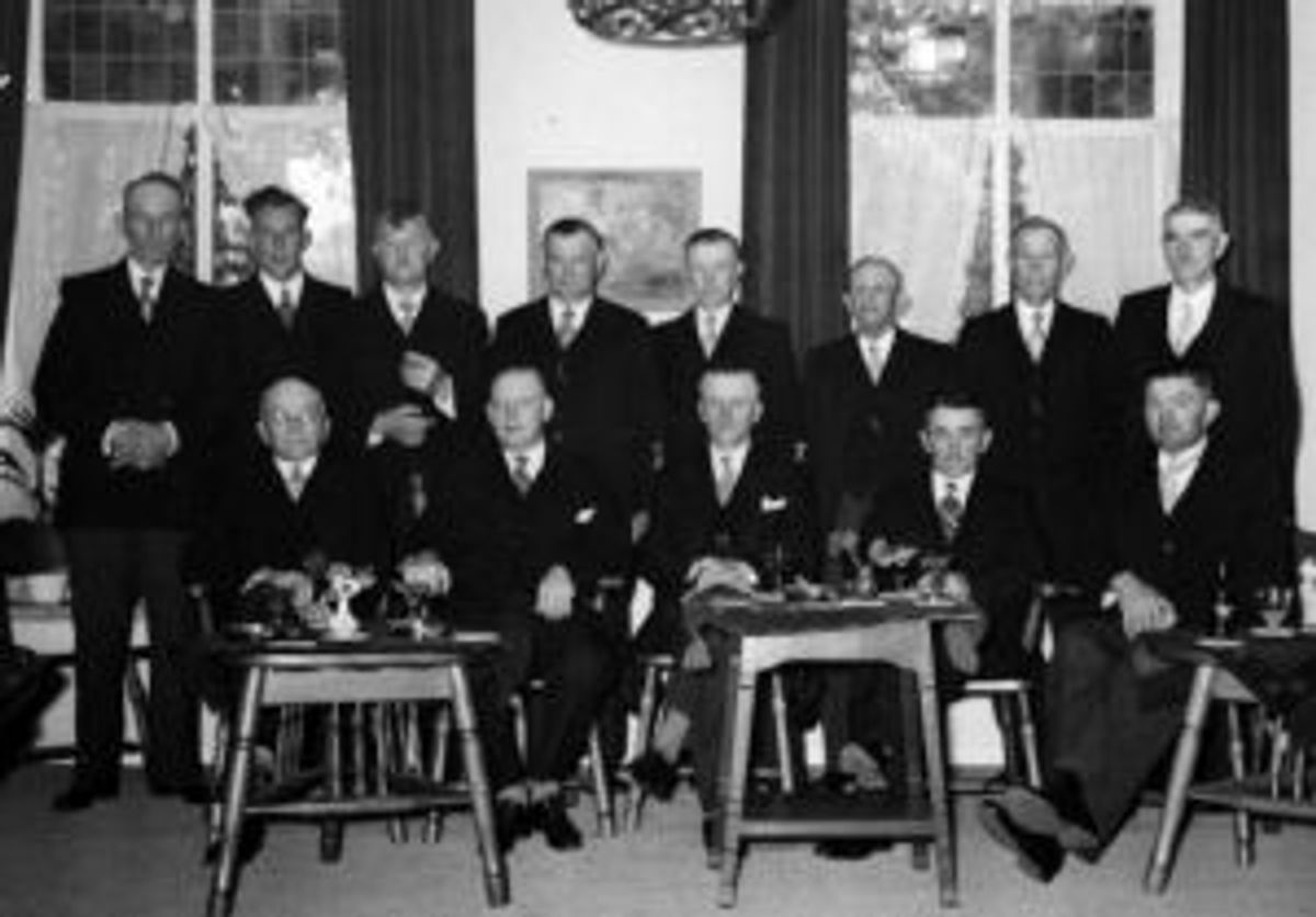 Het bestuur van De Eendracht bij het 50-jarig bestaan