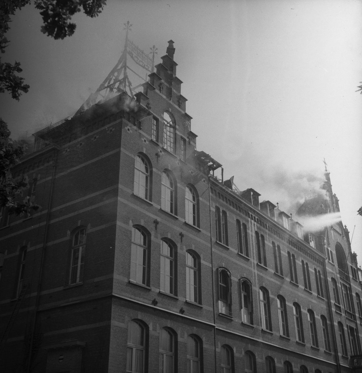 Vught, brand bij Regina Coeli, 1953. Foograaf: Fotopersbureau het Zuiden. Bron: BHIC, fotonr. 1634-007747
