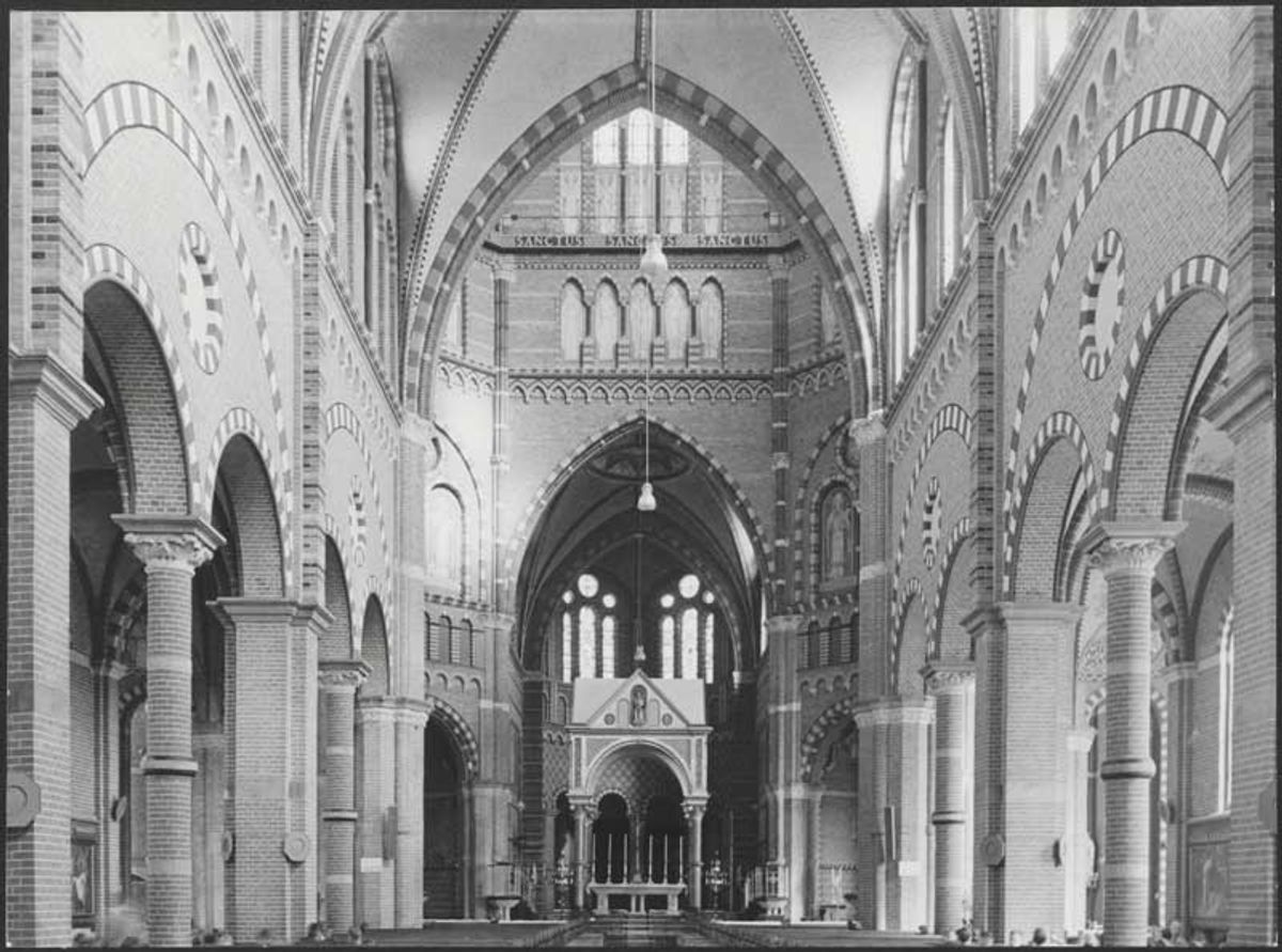 Interieur van de Petruskerk, gezien richting het priesterkoor (BHIC, coll. Bisdom 's-Hertogenbosch)