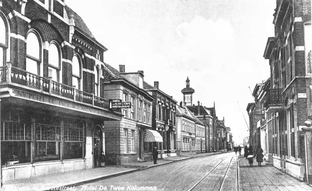 Grotestraat in Waalwijk, met links hotel 'De Twee kolommen', c. 1933 (fotograaf onbekend. Bron: Streekarchief Langstraat Heusden Altena nr. WAA40132)