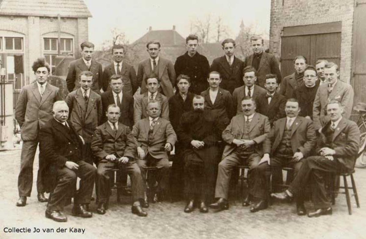De R. K. Smedenbond te Veghel, op de achtergrond N.H. kerkje Veghel. V.l.n.r. onderste rij 3 Christ Capal, 4 r.-k. adviseur, 5 Harrie van de Kamp als bestuurslid (Veghel Sint Oedenrode en omstreken); bron: coll. Jo van der Kaaij