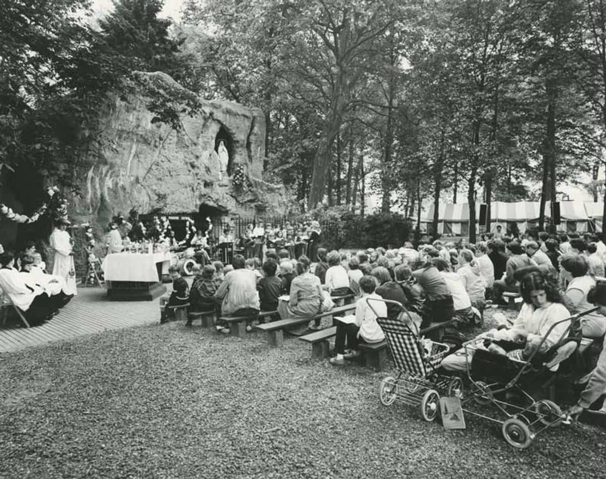 Ook in 1981 werd er bij de Lourdesgrot in Katwijk een H. Mis opgedragen (foto: Fotostudio Jan Waarma. Bron: BHIC, fotonummer GLD06466)