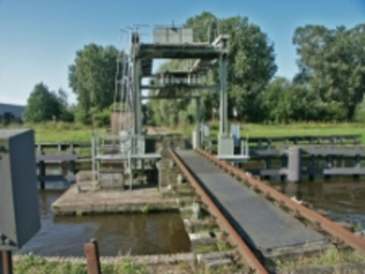 Hefbrug over de Zuid-Willemsvaart (foto: BHIC / Henk Buijks, 2007)