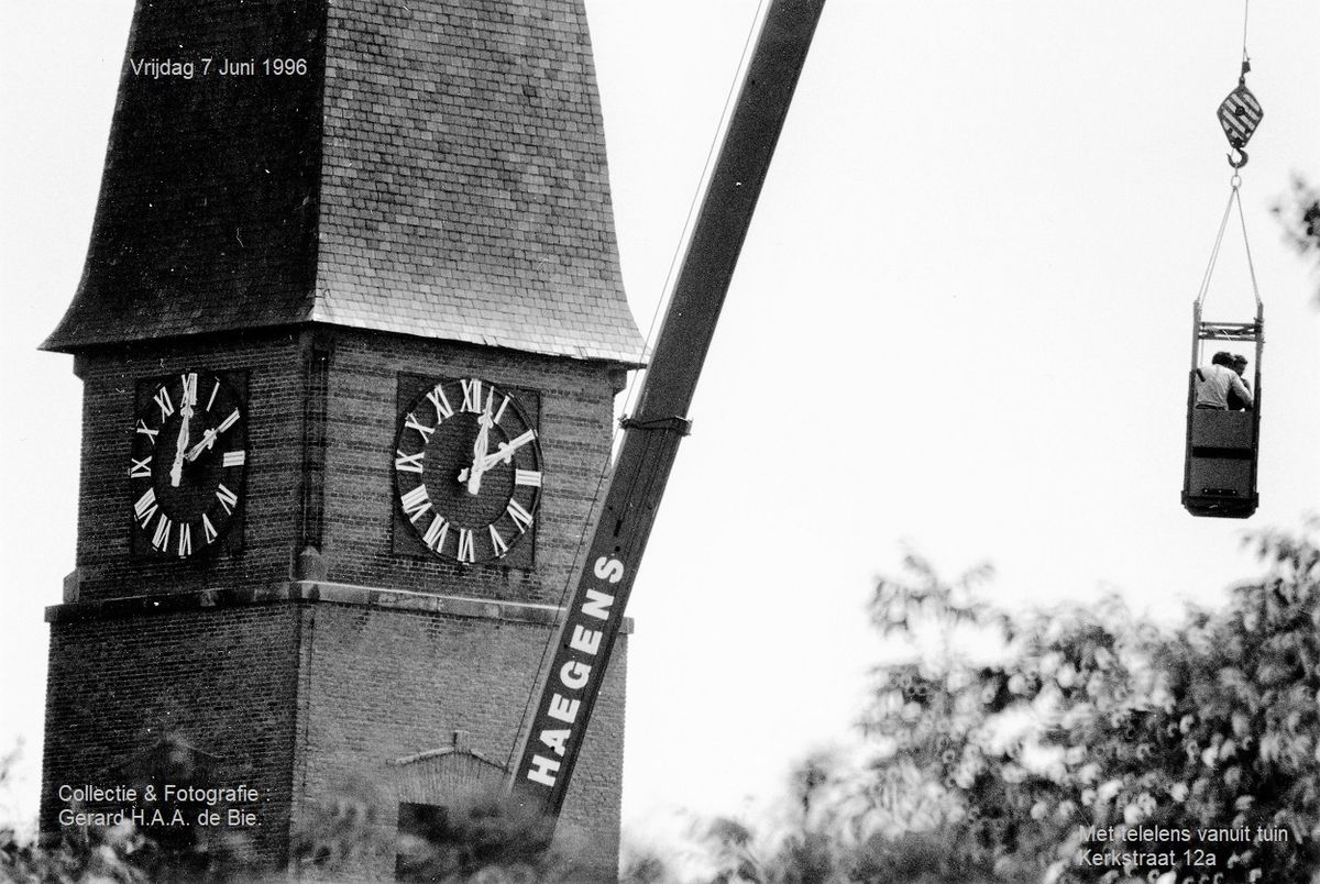 Voorbereidingen voor het plaatsen van de vernieuwde kerktorenhaan, 1996 (foto: Gerard H.A.A. de Bie)
