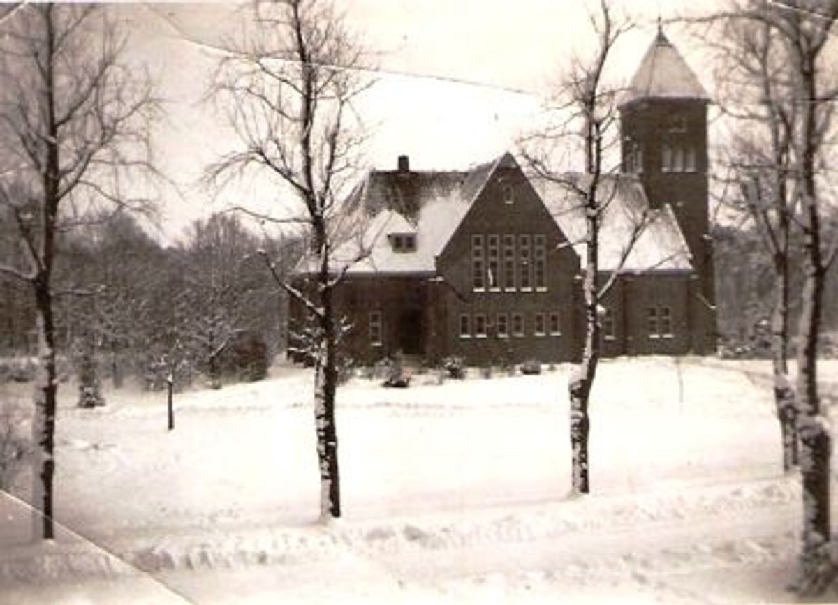 De Kerk van Vrederust rond 1939/1940. ruim voor de verbouwing van 1970 toen de kerk ook de naam 'De Ark' kreeg. Foto gemaakt vanuit paviljoen 9 in oostelijke richting.