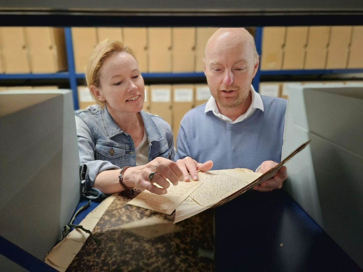 Podcastmaker Marilou Nillesen en archivaris Christian van de Ven in de depots van het BHIC tijdens het onderzoek naar de moord op Marietje Kessels (foto BHIC)