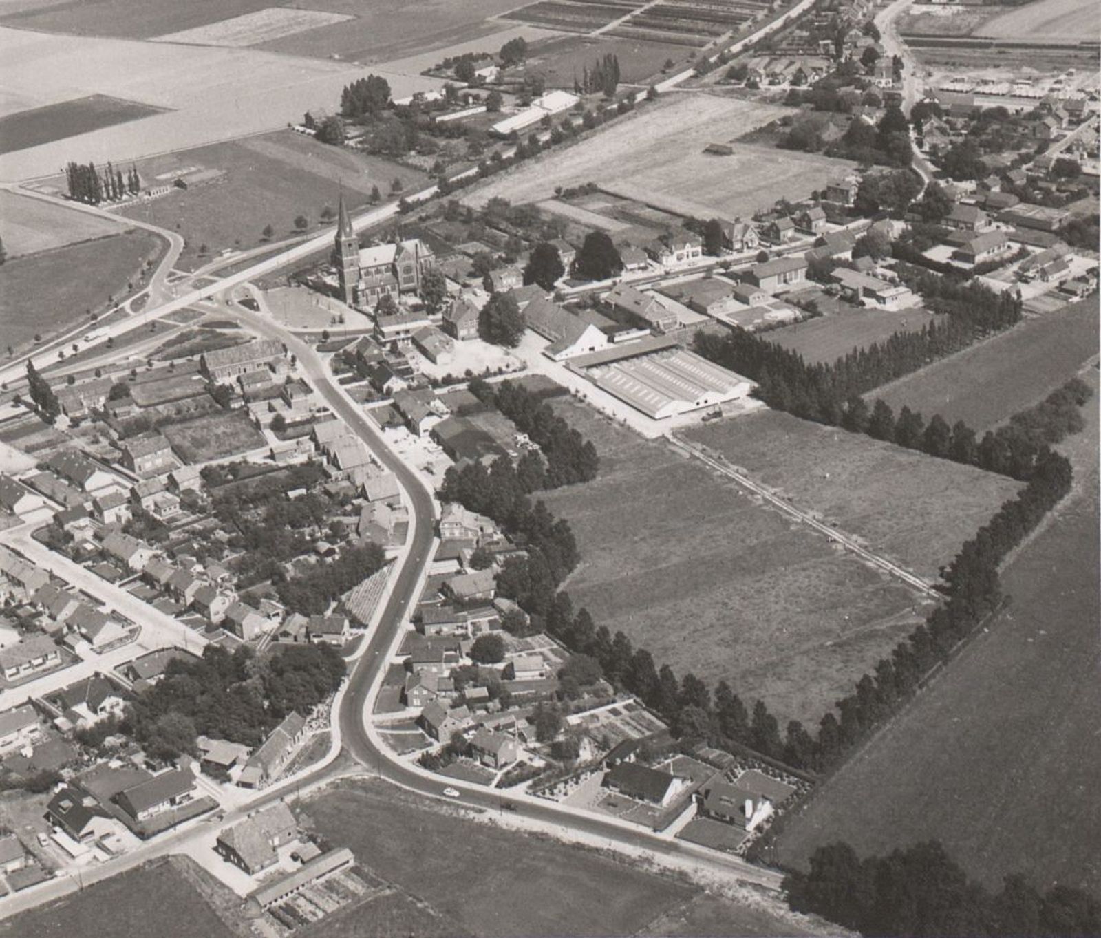 Luchtfoto van Beers. Linksboven de kerk; rechts voor de kerk het gemeentehuis.