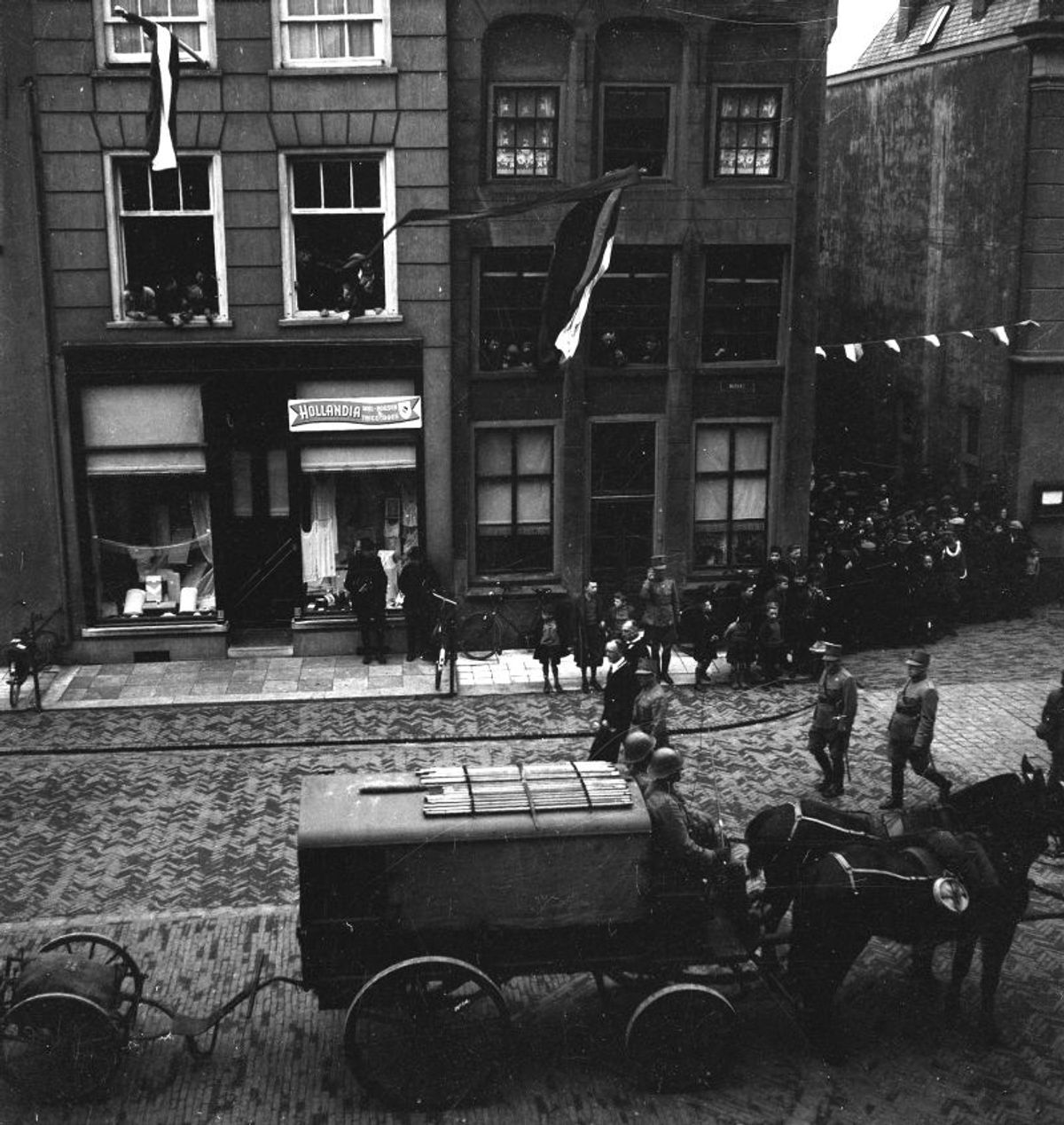 Militairen op de Graafse markt