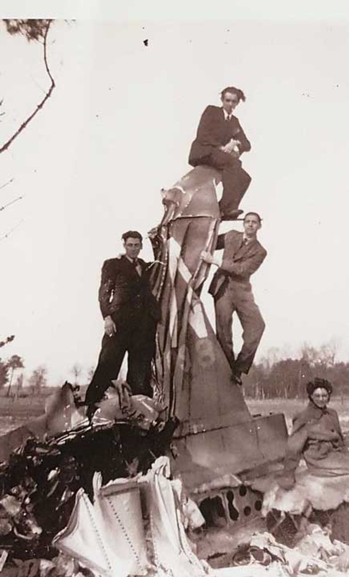 Burgers op het wrak van de C47A (coll. Kees v.d. Loo)