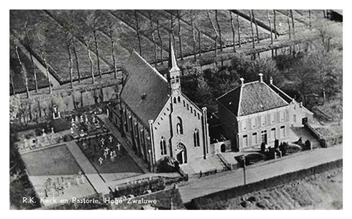 De H. Willibrorduskerk en pastorie (bron: archief Vijf Heiligen Parochie)