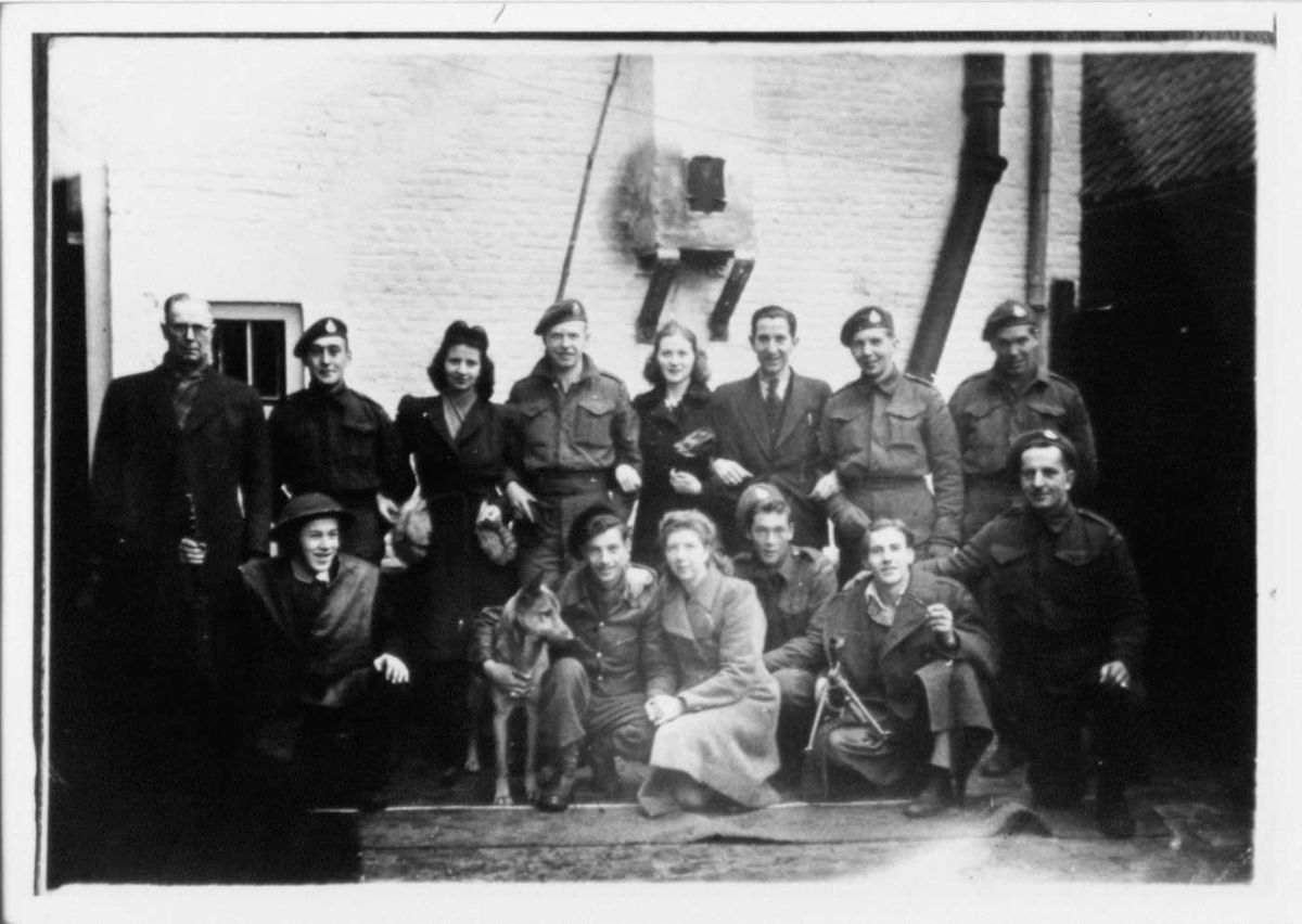 Canadese militairen poseren met burgers, voornamelijk met enkele dames, net na de bevrijding, 1944 (fotograaf onbekend. Bron: Streekarchief Langstraat Heusden Altena nr. WAA11389)