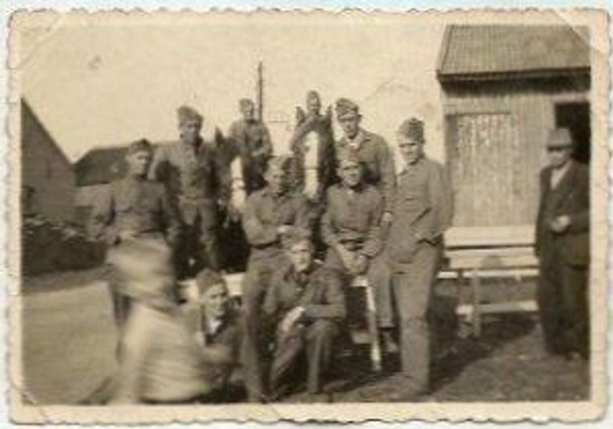 Gemobiliseerde soldaat-timmerlieden van 1-3RI bij Piet van de Weem (uiterst rechts).