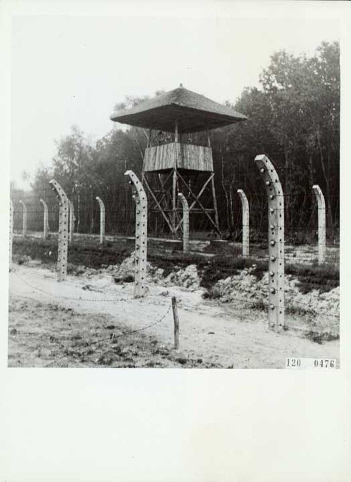 Geelectrificeerd prikkeldraad en wachttorens met zoeklichten en machinegeweren bij Kamp Vught (Nationaal Archief, fotocollectie Rijksvoorlichtingsdienst nr. 120-0476)
