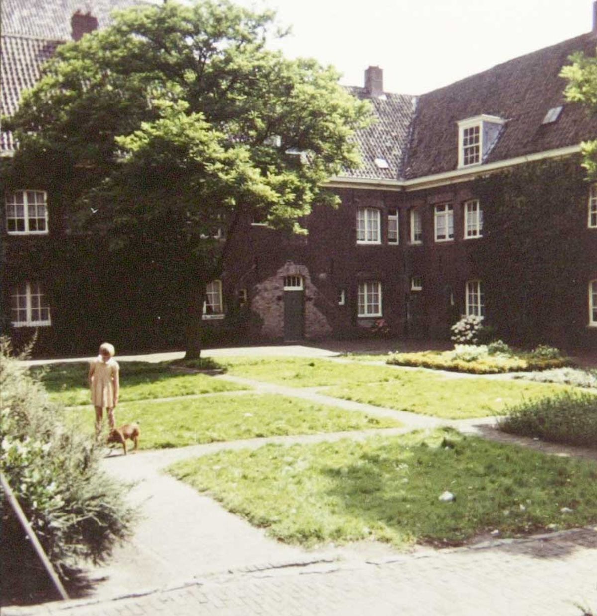 De voormalige Berewoutkazerne , verbouwd tot woningen, 1965 (foto: J.A.M. Roelands. Bron: Erfgoed 's-Hertogenbosch, fotonr. 0040097. CC0)