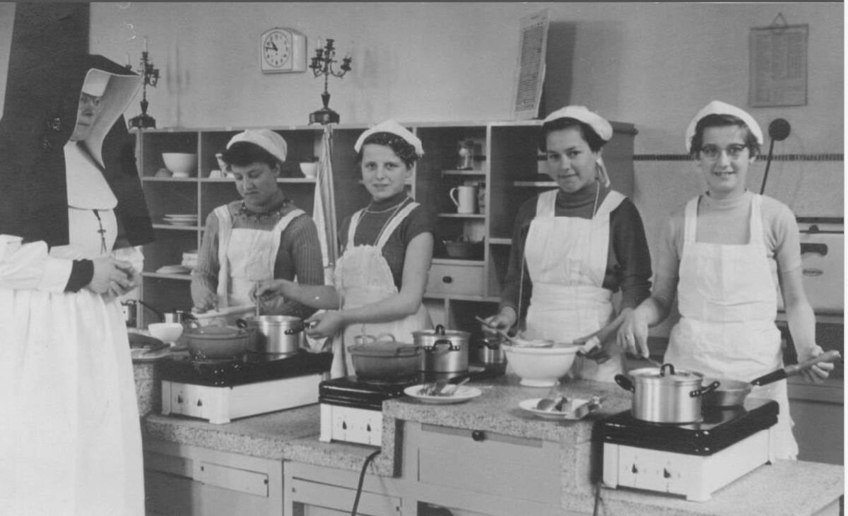 Huishoudschool Gassel, 8e klas, ca. 1956, fotocollectie BHIC