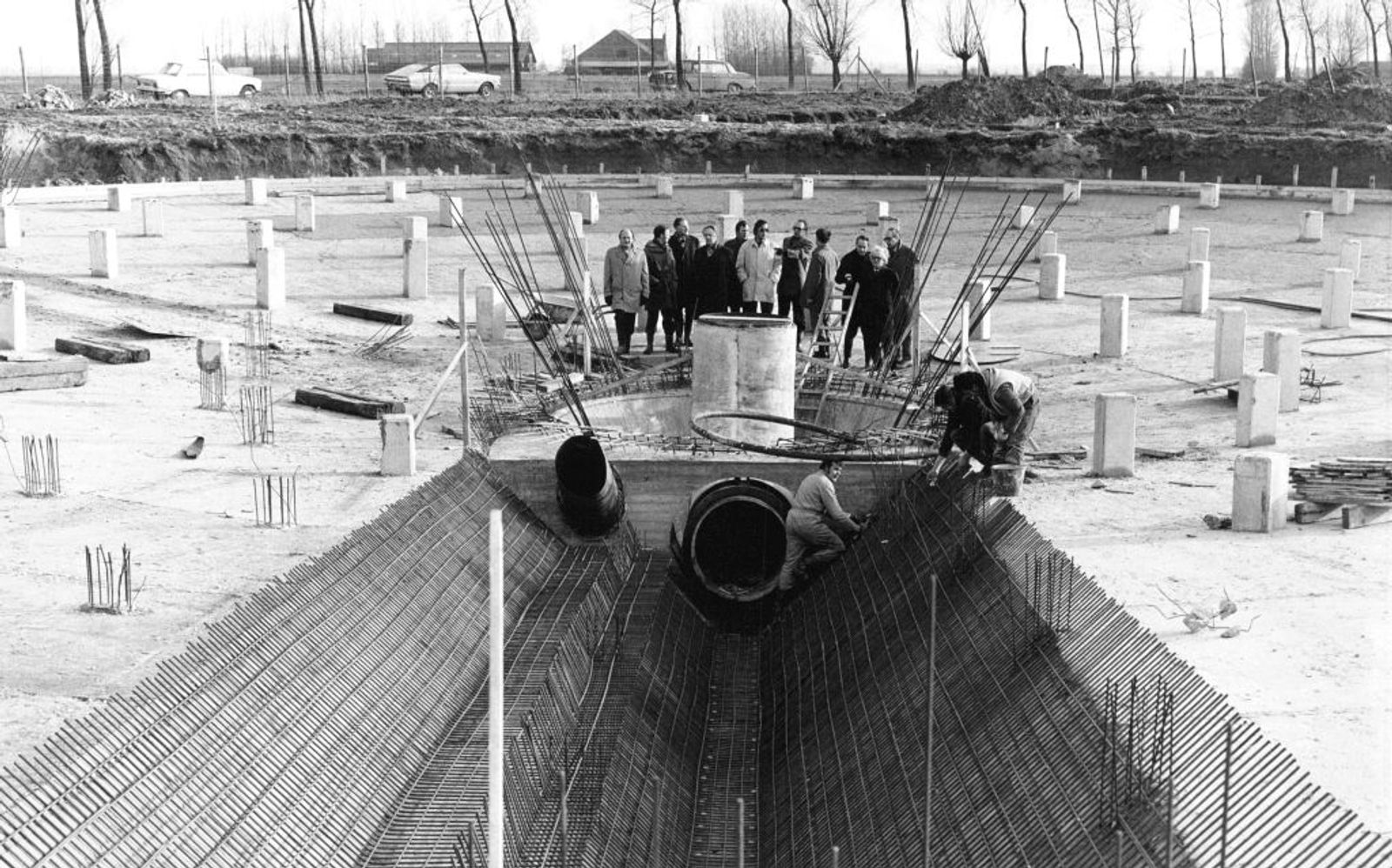 De bouw van de waterzuiveringsinstallatie. Weet iemand wie dit zijn?