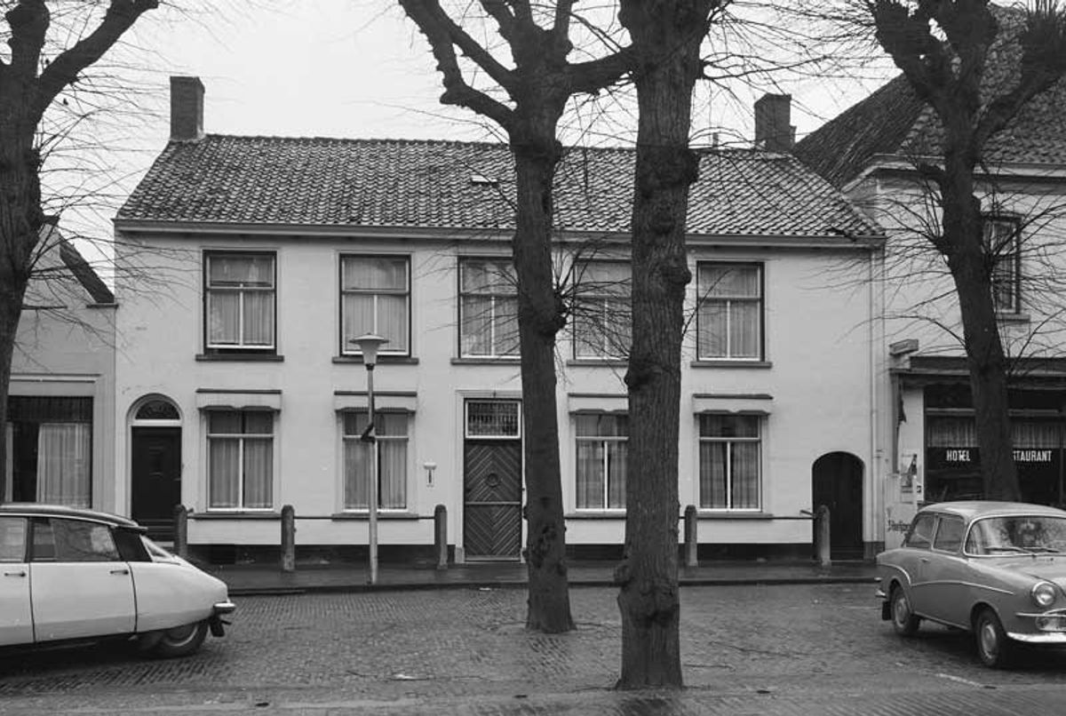 Markt 52 (foto: G.J. Dukker. Bron: coll. Rijksdienst voor het Cultureel Erfgeod nr. 104.158; CC BY-SA 3.0)