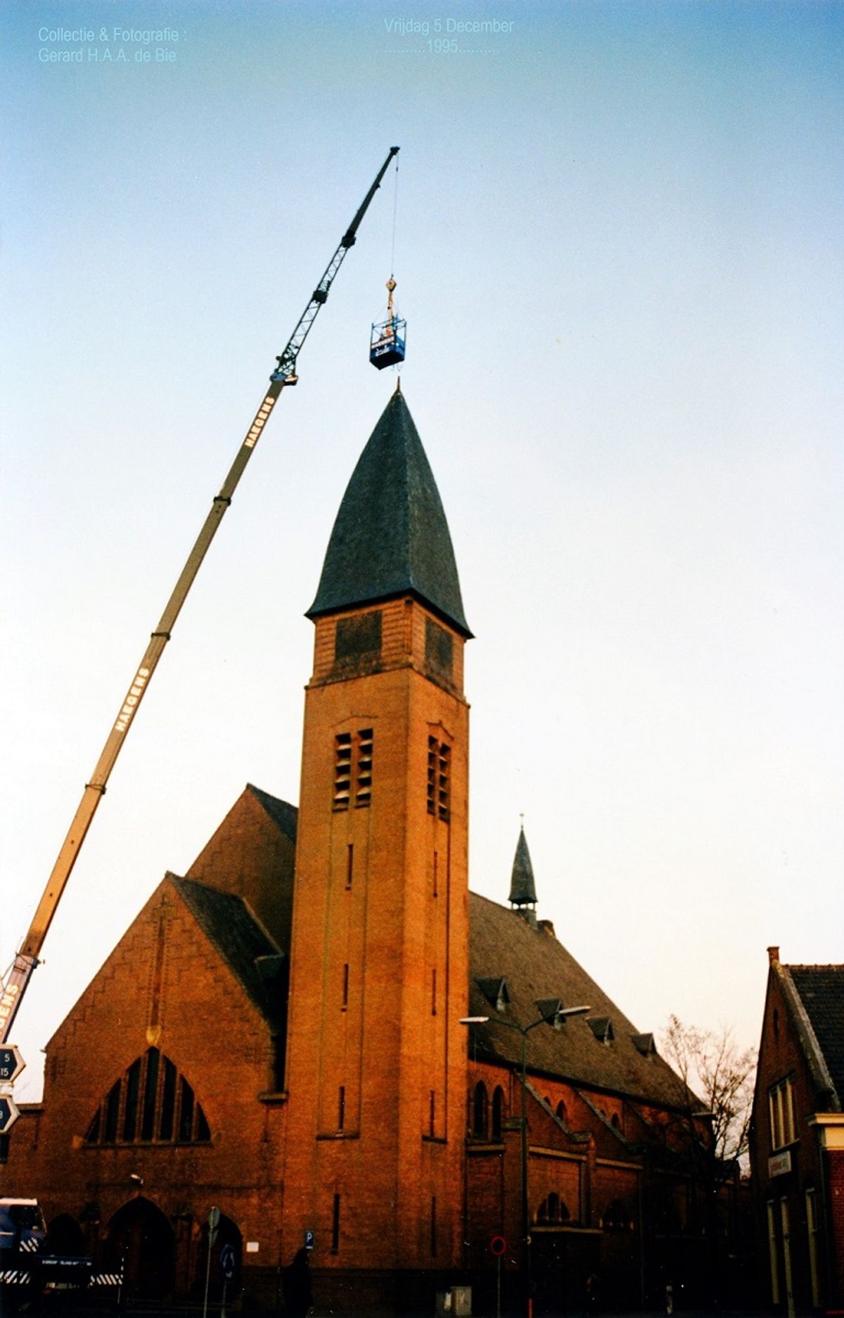 Vrijdag 5 december 1995: wijzerplaten, torenhaan en kruis worden tijdelijk verwijderd (foto: Gerard H.A.A. de Bie)