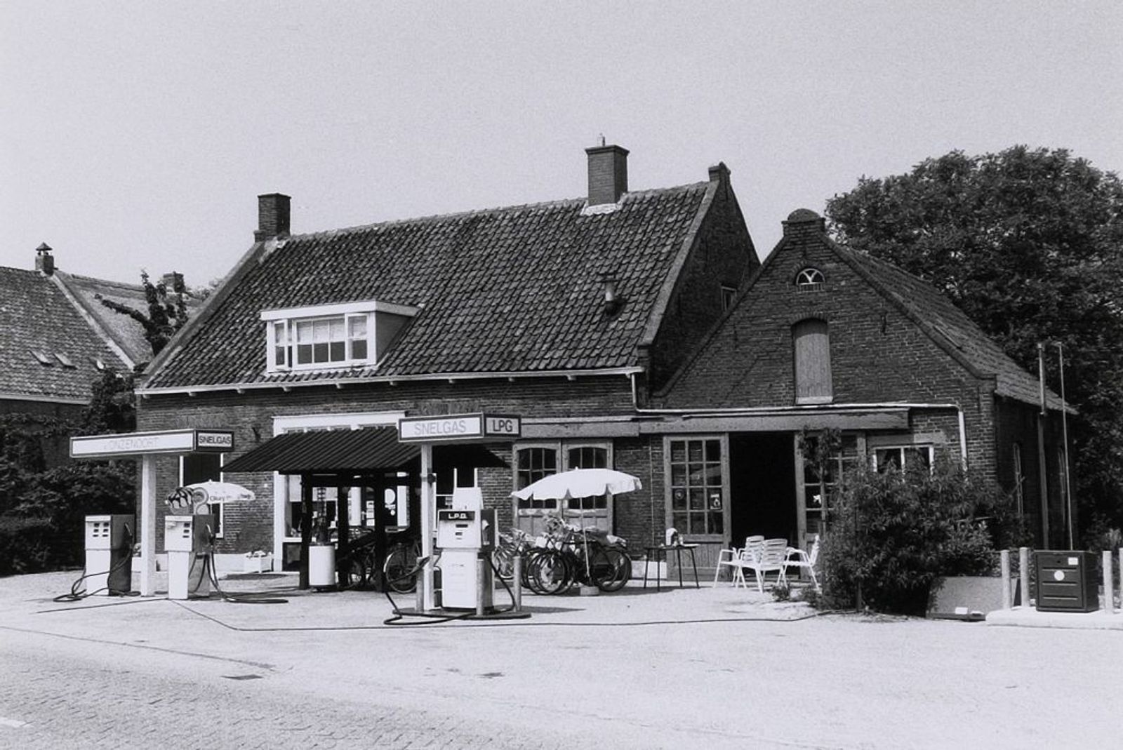 Woonhuis met werkplaats. Gebouwd in 1885. Voorheen de (Hoef-)smederij en wagenmakerij van de broers Dingeman en Piet van Onzenoort. Later tankstation. Inmiddels gesloopt.