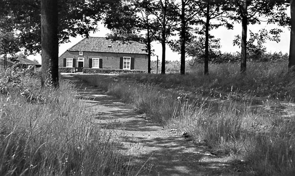 Later, juni 1963, de afbeelding ongeveer staande op het punt van de vorige foto, maakte ik een halve draai en keek op een woonhuis. Toen ik het woonhuis passeerde hoorde ik het buiten gezeten echtpaar Hanna en ... Leeën het rozenhoedje bidden.