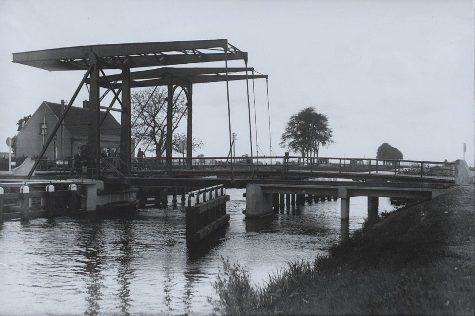 Tramfusie Noord-Brabant. Beide bruggen over de Zuid-Willemsvaart. Twee ophaalbruggen over het kanaal. De achterste van de twee is voor het autoverkeer, de voorste van de twee is de brug voor de buurttram.