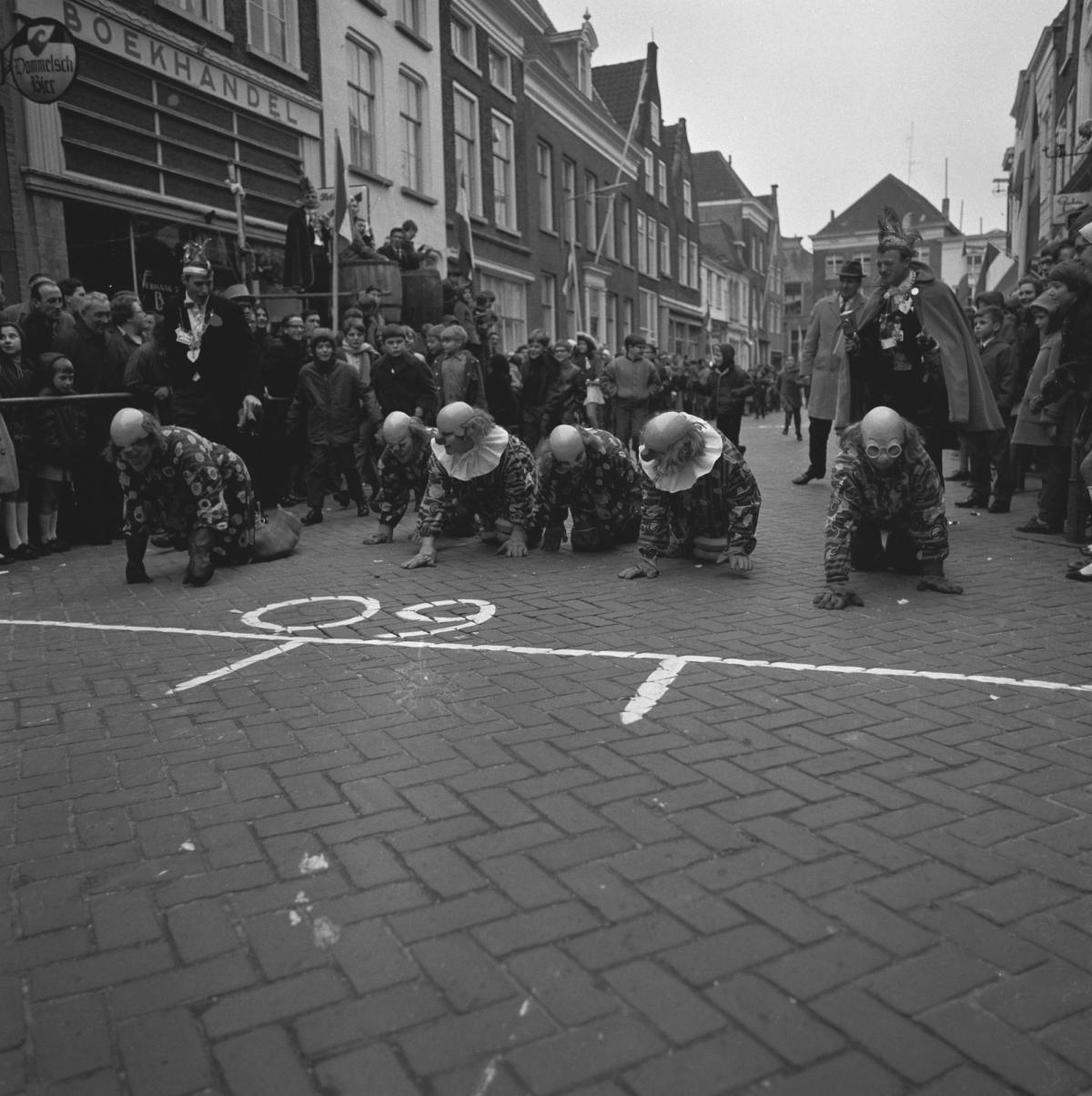 Clowns in de Rogstraat in 'Pothuusburg' (Grave in carnavalstijd)