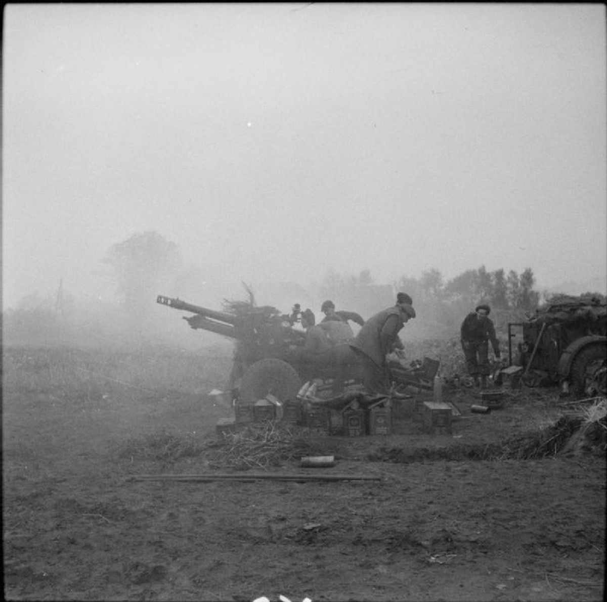 Britse artillerie beschiet 's-Hertogenbosch, 23 okt. 1944 (foto: sgt. Gee, No 5 Army Film & Photographic Unit. Bron: Wikimedia Commons. Publiek domein)