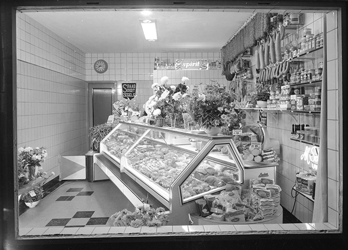Slagerij Schuurmans achter de ruit, Boxtel 1959 (foto: Fotopersbureau Het Zuiden, collectie BHIC 1901-000488)
