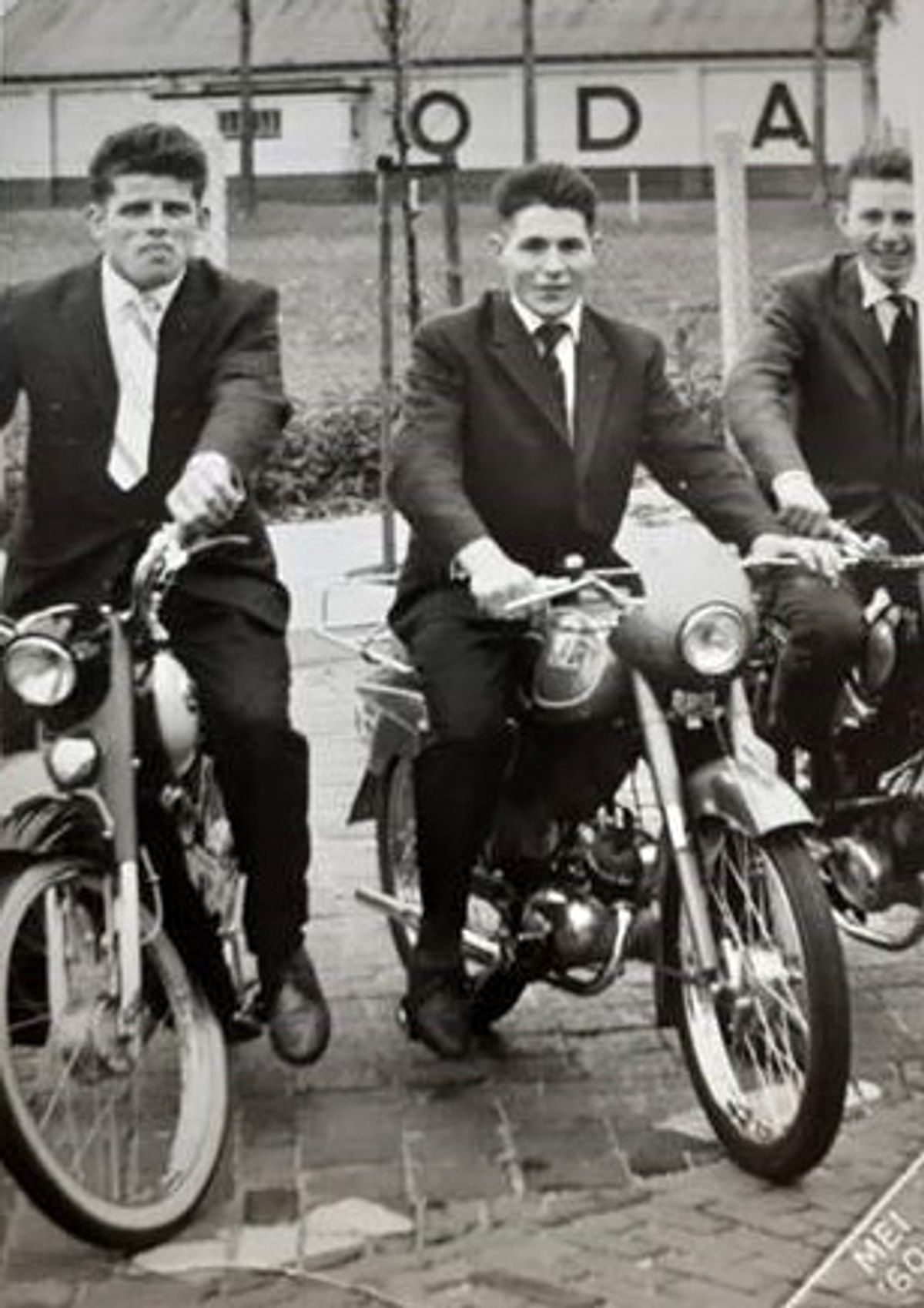 Links ben ik zelf, in het midden Bert de Brouwer en rechts een broer van mijn vrouw, Antoon Peerenboom