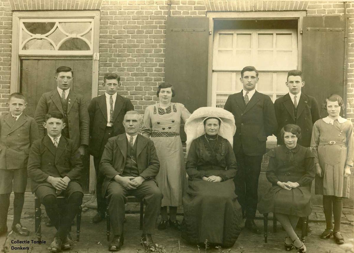 Familiefoto van Antonius van de Rijt en Johanna Vervoort met de kinderen. Voor v.l.n.r. Leen, vader Toon, moeder Jans (Vervoort), An. Achter v.l.n.r. Theo, Piet, Willem, Antje, Harrie, Jan en Petra (coll. Tonnie Donkers)