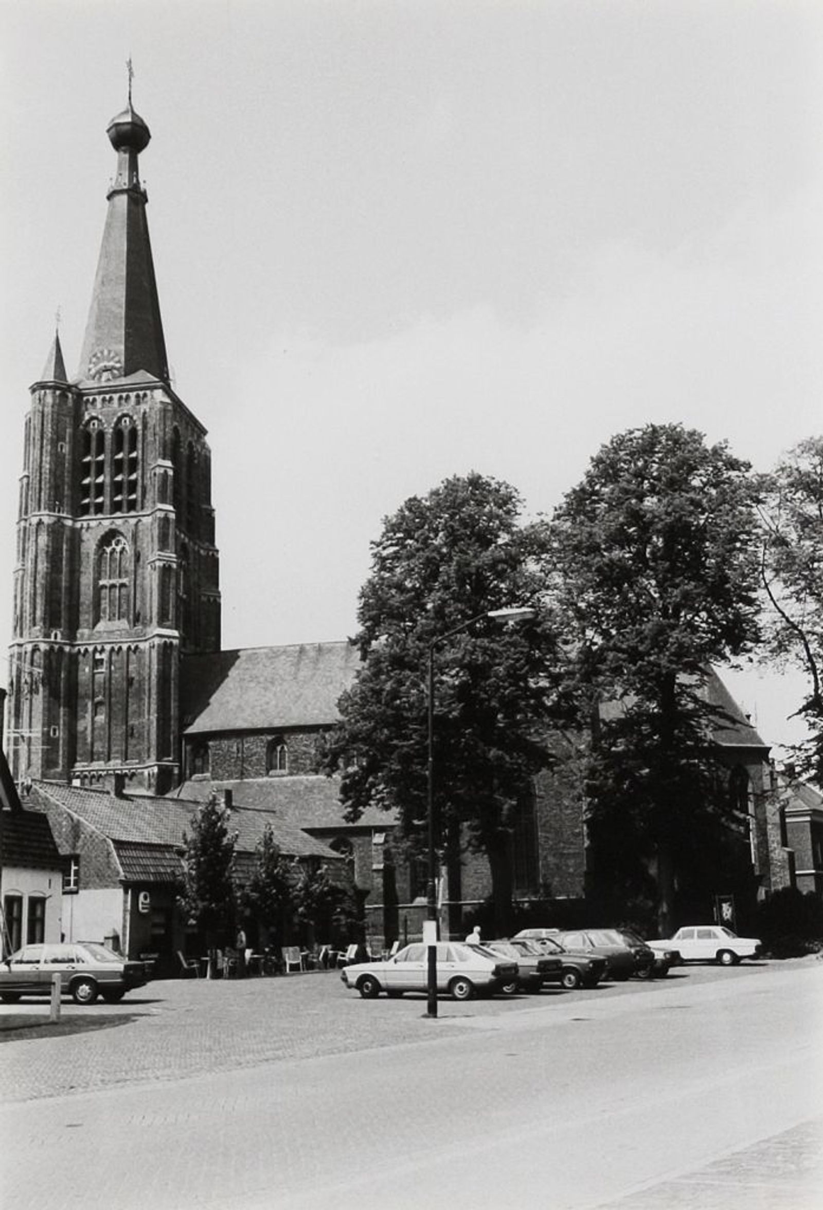 St. Petrus Banden. R.K. Kerk. Gebouwd in ca. 1400 / midden 15e eeuw. Architect: J. Th. J. Cuypers, K. Weber.