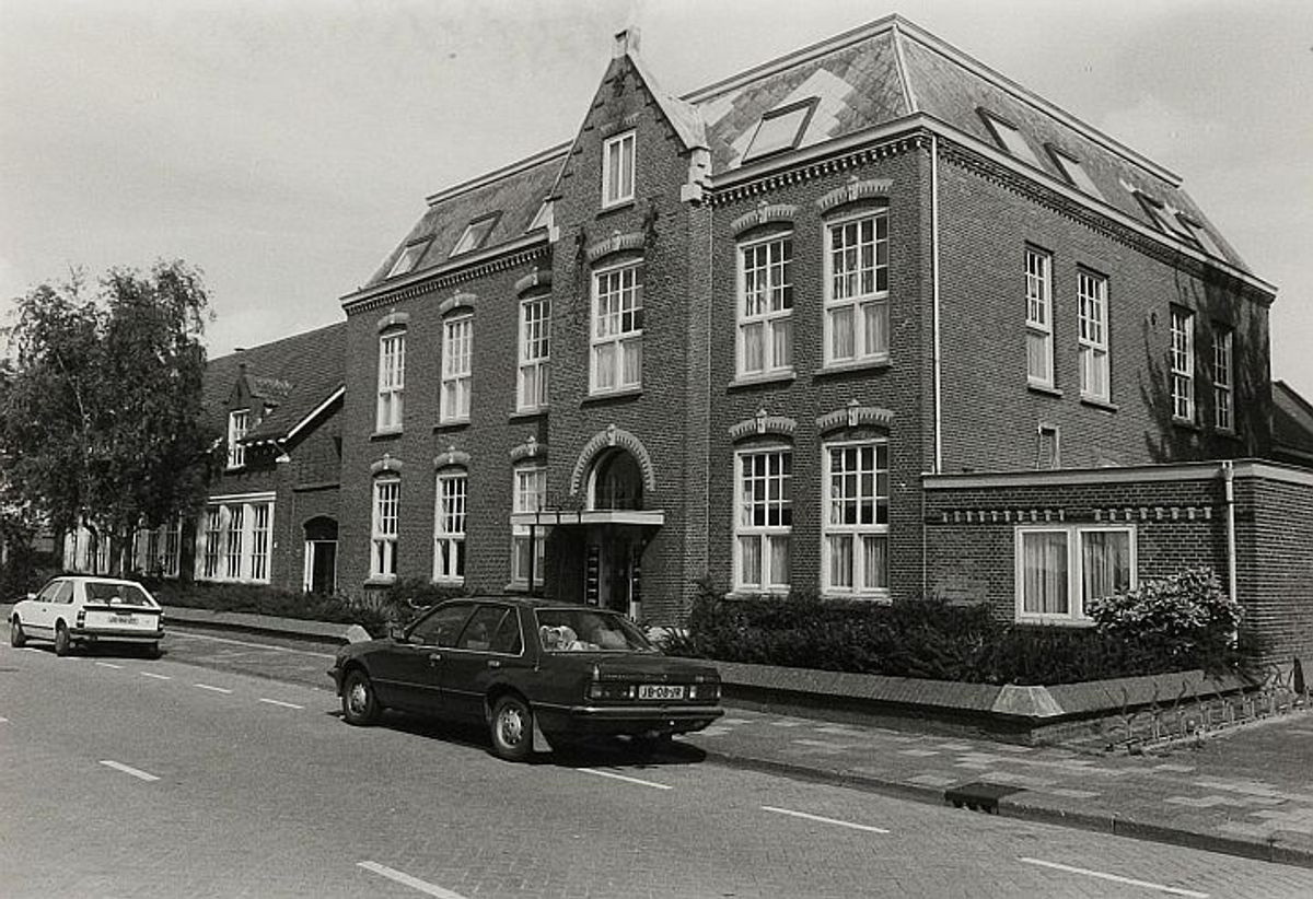 Het Franciscusgesticht aan de Lange Weg 4 in Kruisland, 1987. Foto: BHIC, fotonr. PNB001059809.