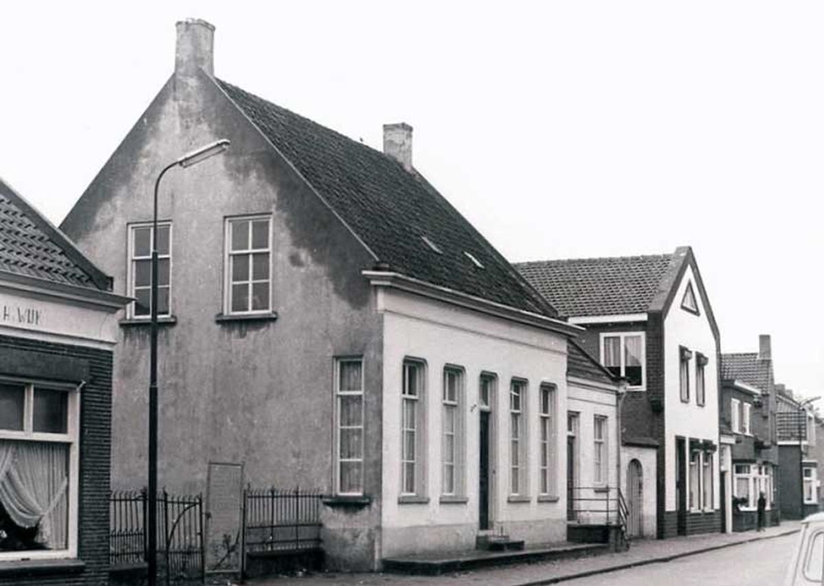 de vroegere school- en onderwijzerswoning, 1980 (Bron: Heemkundkering De Vlasselt)