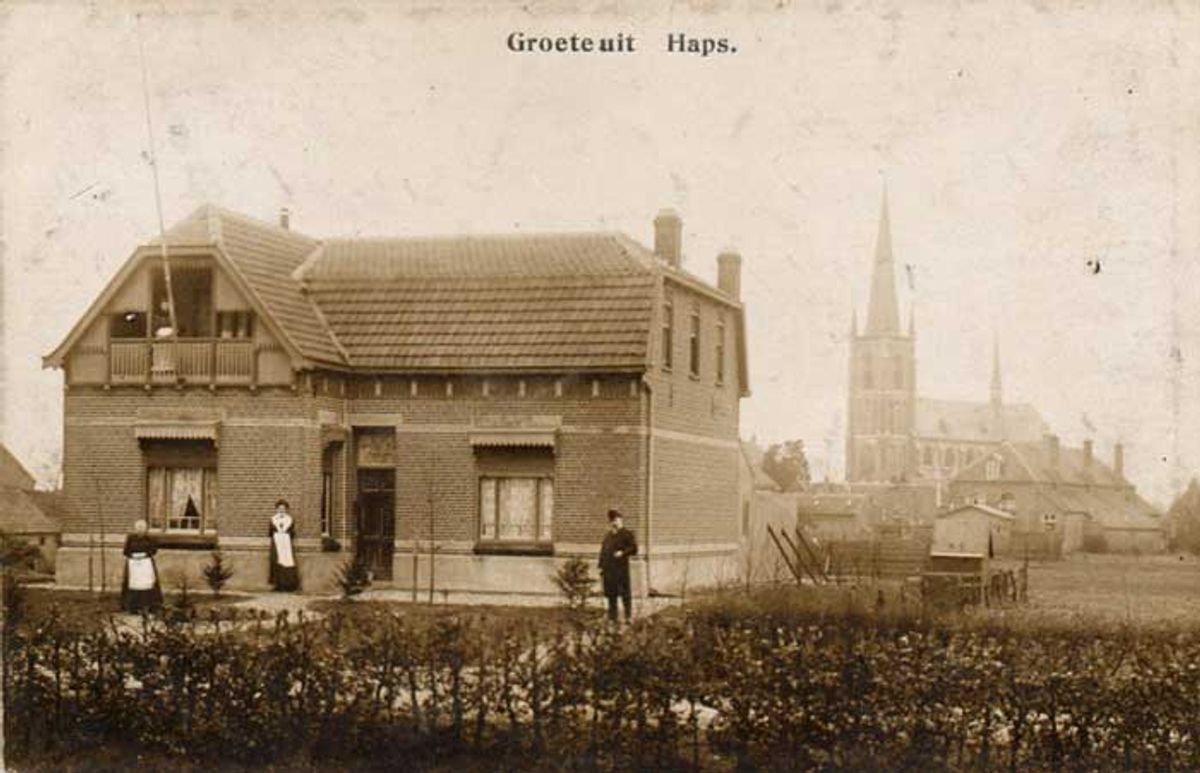 De woning van burgemeester Van Deursen in Haps. De burgemeester staat bij de hoek van het huis (BHIC, fotonr. HAP0020)