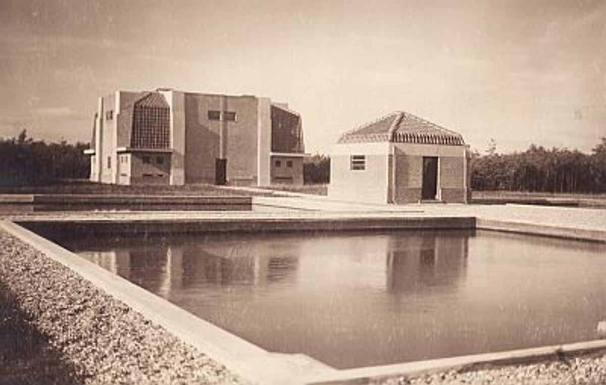 Ontijzeringsgebouw, filters en filtergebouwtje van het pompstation Seppe.