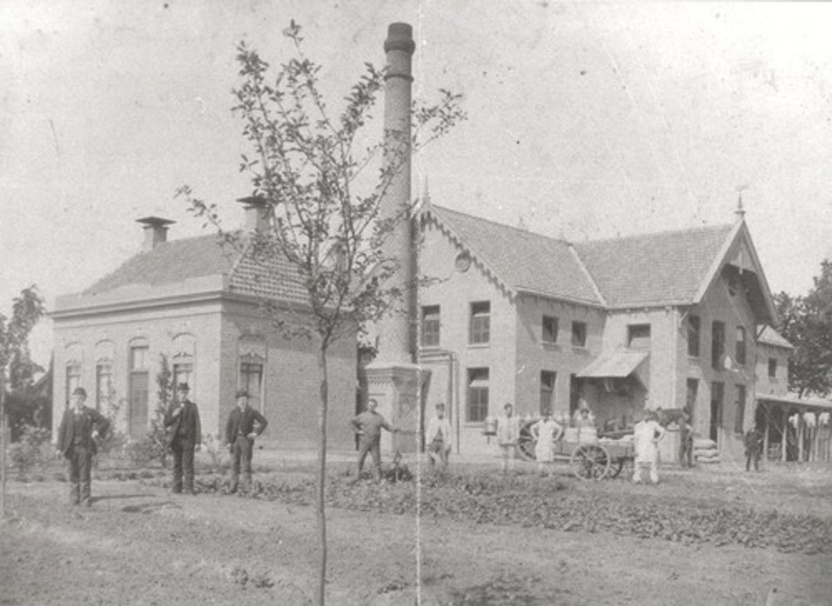 Wouw, Bergsebaan de Coöperatieve Wouwsche Melkinrichting (later Coöperatieve Zuivelfabriek Wouw), 1920 (WBA, k21375)