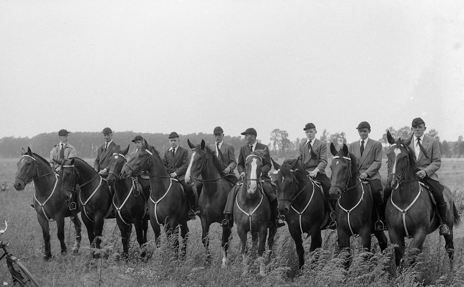 Ruiters van rijvereniging Prinses Irene bij de opening van de weg Liempde–Sint-Oedenrode.