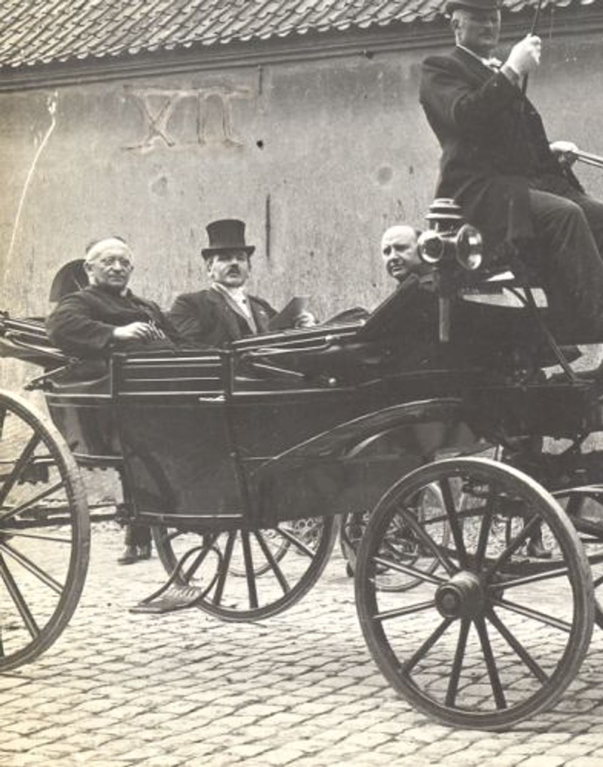 Rijtuig met v.l.n.r.: pastoor van Megen O. Schellekens; burgemeester van Vlokhoven; pater fr. Borromeus de Greeve, 1921