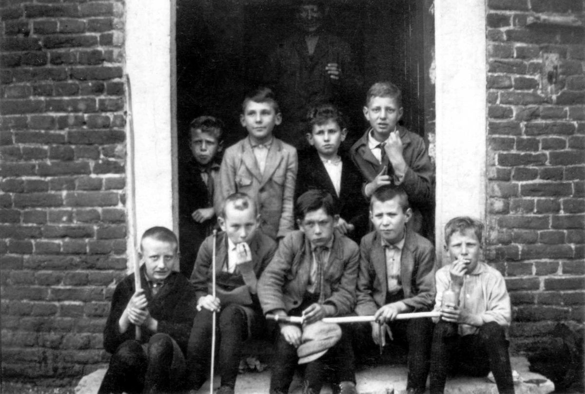 In de deuropening van links naar rechts: Koos Strik, Jan Kuppeveld, Ties Cornelissen en Harry Ebben; op de voorste rij van links naar rechts: Toon Kreutz, Bert Linssen, Wim ten Haaf, Wiel Siebers en Piet Nelissen (bron: familiecollectie)