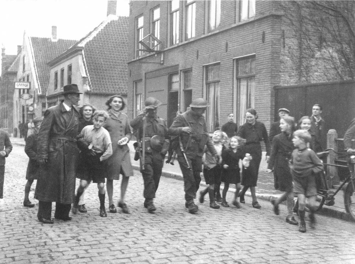 Schotse Highlanders, worden ingehaald in de Grotestraat, 30 okt. 1944 (fotograaf onbekend. Bron: Streekarchief Langstraat Heusden Altena nr. WAA10300)