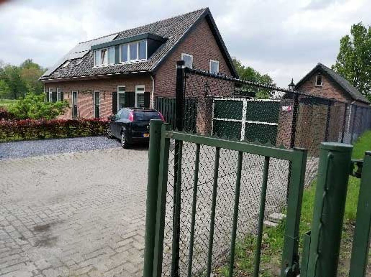 De vernieuwde woning 3 en 5 met een poortje dat de steeg afsluit naar het Kasteel