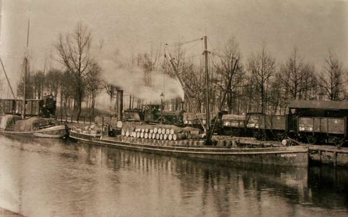 Overslag goederen in de Veghelse haven op de eigen bootdienst van de NBDS naar Rotterdam (Foto: Coll. NVBS)