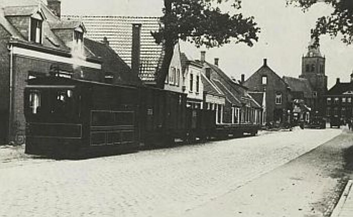 De laatste tram breekt achter zich de rails af. Etten-Leur, Bredaseweg.